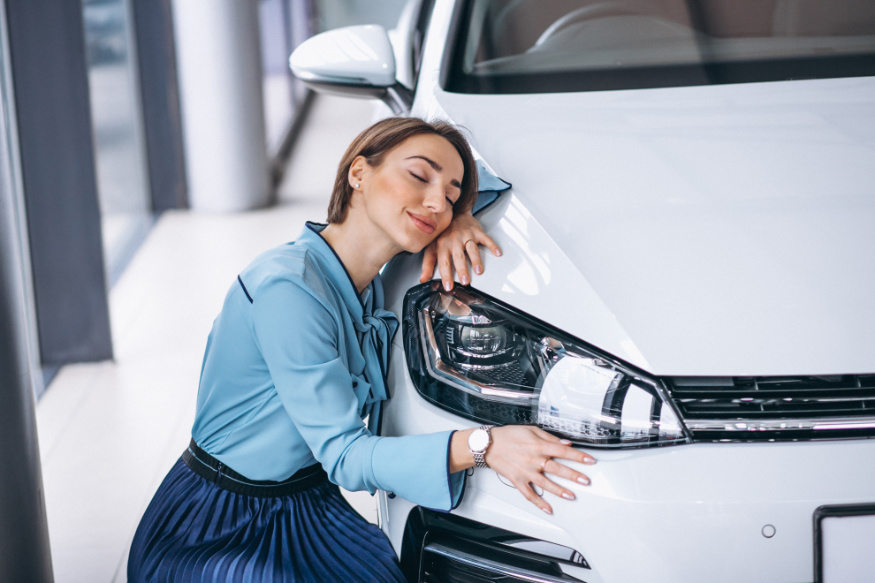 kobieta przytulająca się do samochodu