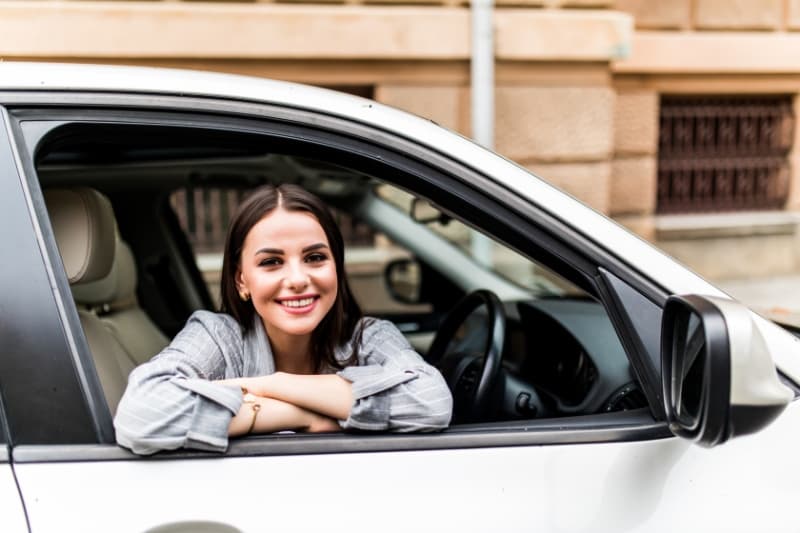kobieta, która zrezygnowała z ubezpieczenia samochodu